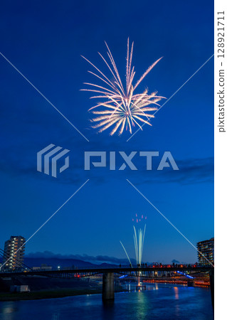 （靜岡縣）第77屆沼津夏日祭與鹿野川煙火大會在暮色中 128921711