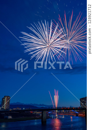 (Shizuoka Prefecture) The 77th Numazu Summer Festival and the Kano River Fireworks Festival in the twilight sky 128921712