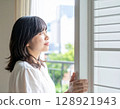 女人看著窗外 128921943