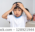 女孩抱著她的頭 128921944