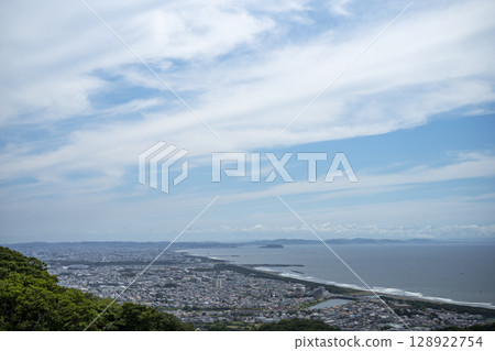 從湘南台展望台眺望江之島 平塚市 藤澤市 7月 從湘南台展望台眺望江之島 平塚市 藤澤市 7月 128922754