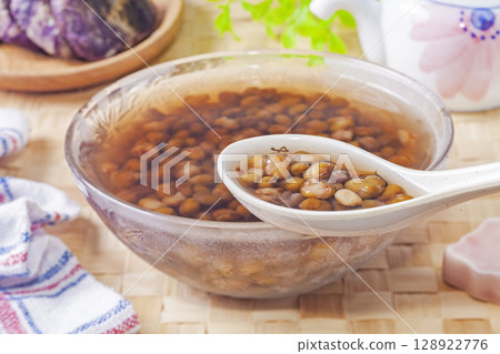 Mung bean sweet soup Mung bean sweet soup 128922776