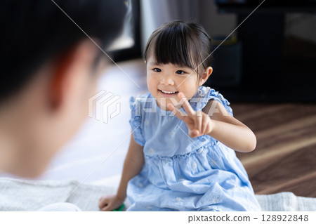 爸爸和女兒玩得很開心 128922848