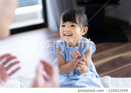 爸爸和女兒玩得很開心 128922849