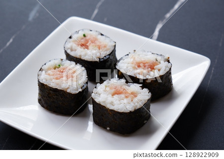 Negitoro 卷 - 經典的薄壽司卷是 Negitoro 卷,由金槍魚和蔥捲成。 Negitoro 卷 - 經典的薄壽司卷是 Negitoro 卷,由金槍魚和蔥捲成。 128922909