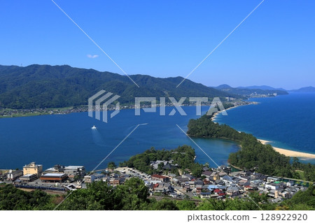 京都丹後鐵道天橋立附近運行的京都丹後鐵道特急橋立 京都丹後鐵道天橋立附近運行的京都丹後鐵道特急橋立 128922920