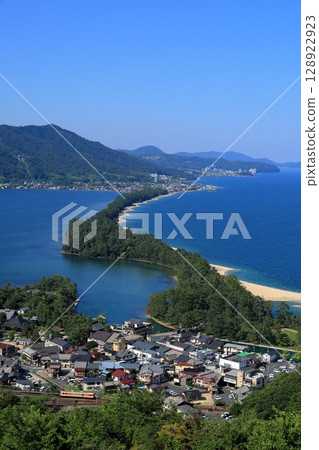 京都丹後鐵道在天橋立附近運行 京都丹後鐵道在天橋立附近運行 128922923