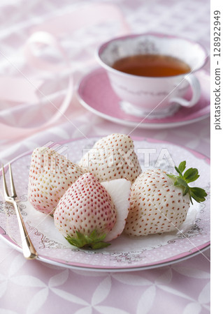 白色的草莓 白色的草莓 128922949