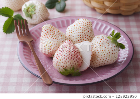 白色的草莓 128922950