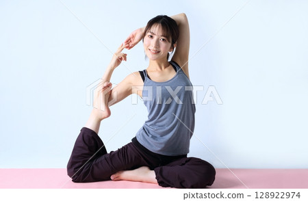 瑜珈練習女性形象 128922974