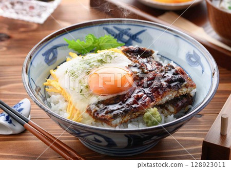 The ultimate combination of grated yam and eel! A steaming bowl of luxurious eel and toro rice bowl 128923011