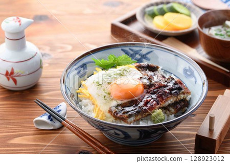 The ultimate combination of grated yam and eel! A steaming bowl of luxurious eel and toro rice bowl 128923012