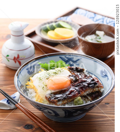 The ultimate combination of grated yam and eel! A steaming bowl of luxurious eel and toro rice bowl 128923015