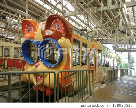 Ikoma Cable, Ko11 passenger car Mike parked at Hozanji Station 128923523