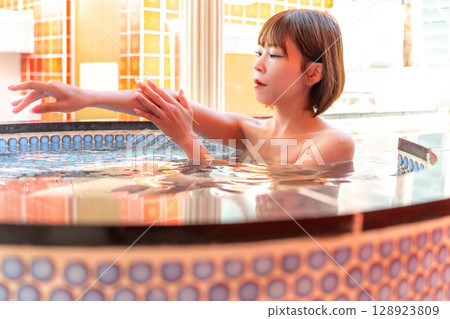 日本女人洗澡 日本女人洗澡 128923809