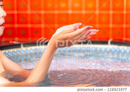 Japanese woman taking a bath 128923977