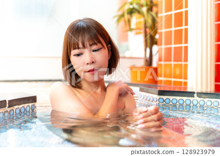 Japanese woman taking a bath 128923979