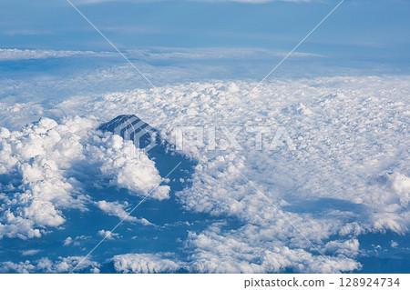Sea of clouds and Mt. Fuji seen from an airplane 128924734