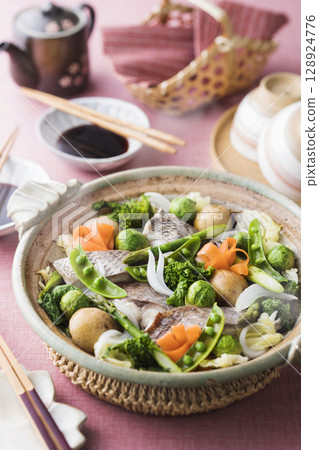 蒸春菜和鯛魚 蒸春菜和鯛魚 128924776