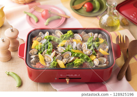 Hot plate paella with spring vegetables and clams Hot plate paella with spring vegetables and clams 128925196