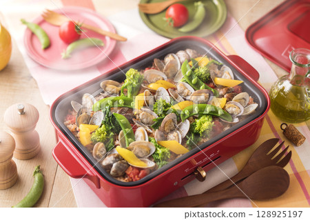 Hot plate paella with spring vegetables and clams 128925197