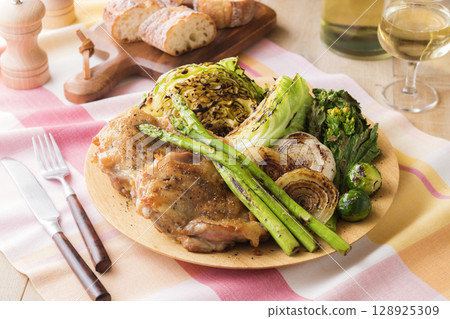 春季蔬菜和雞肉烤盤 春季蔬菜和雞肉烤盤 128925309