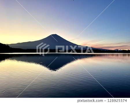 黎明時分倒映在狸湖的富士山 黎明時分倒映在狸湖的富士山 128925374