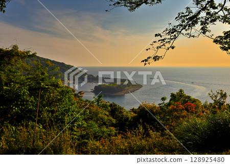 中部地區、伊豆半島、日落之丘、夕陽下的美浜岬,從靜岡縣沼津市戶田的著名日落景點眺望(1) 中部地區、伊豆半島、日落之丘、夕陽下的美浜岬,從靜岡縣沼津市戶田的著名日落景點眺望(1) 128925480