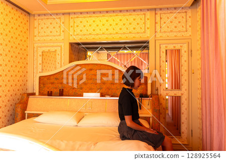 飯店房間裡的女人 128925564