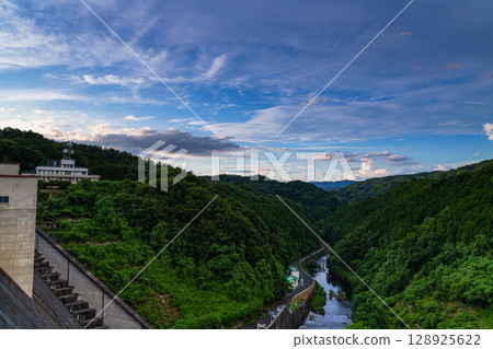 Summer at Nunome Dam in 2025 - The gradually darkening sunset sky - The surface of the Nunome River reflecting the sky above 128925622
