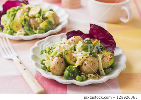 Brussels sprouts salad with mustard 128926363