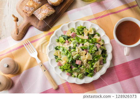 Spring vegetable pasta 128926373