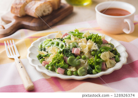 Spring vegetable pasta 128926374