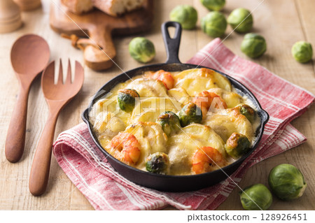 起司烤馬鈴薯和抱子甘藍 起司烤馬鈴薯和抱子甘藍 128926451