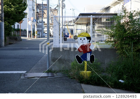 住宅區圍籬前放置的男孩跳窗標誌 128926493