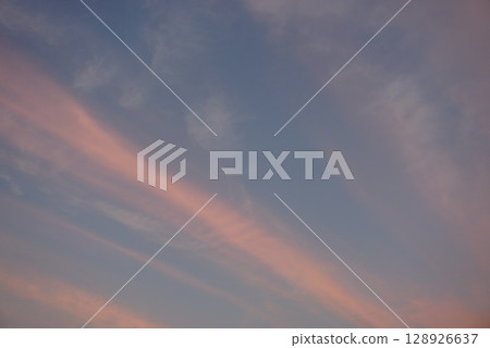 在日落染成的雲彩 在日落染成的雲彩 128926637