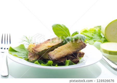 Zucchini with a crispy crust and fresh salad 128926676