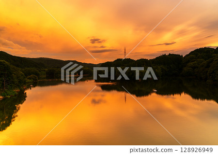 Summer 2025: Sunset covering the sky above Lake Nunome and its reflection on the lake surface ⑦ 128926949