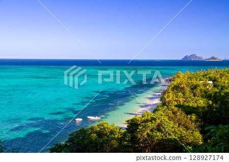 A beach seen from the observation deck on Mana Island in the Mamanuca Islands, west of Viti Levu Island, Republic of Fiji, Oceania 128927174