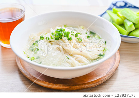 Chilled salted somen noodles 128927175