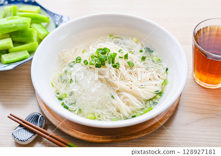 Chilled salted somen noodles 128927181