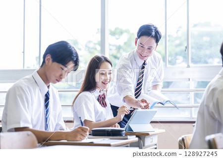 High school girl, class, teacher, instruction, smile, high school 128927245
