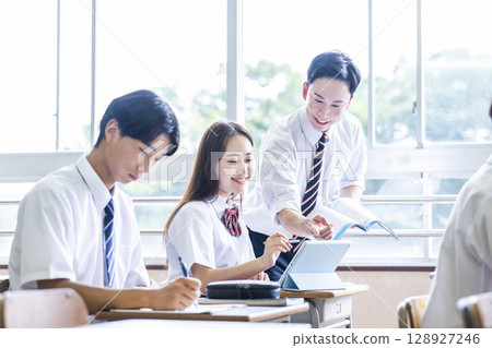 高中女生，課堂，老師，指導，微笑，高中 128927246