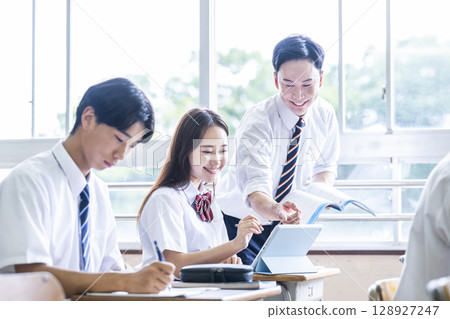 High school girl, class, teacher, instruction, smile, high school 128927247