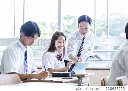 High school girl, class, teacher, instruction, smile, high school 128927253