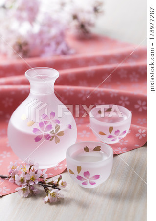 Sake and cherry blossoms 128927287