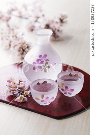 Sake and cherry blossoms 128927288
