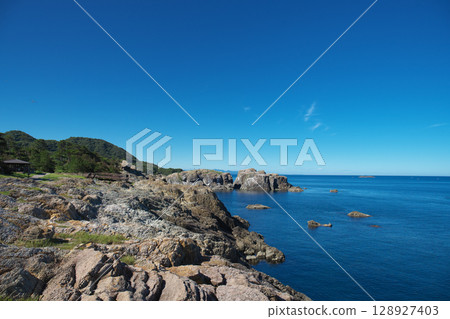 Summer day at Misaki Lighthouse in Izumo City, Shimane Prefecture 128927403