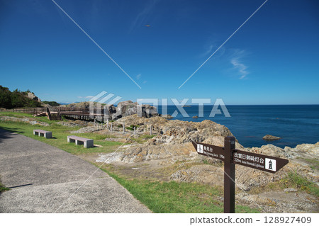 Summer day at Misaki Lighthouse in Izumo City, Shimane Prefecture 128927409