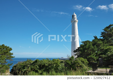 Summer day at Misaki Lighthouse in Izumo City, Shimane Prefecture 128927412